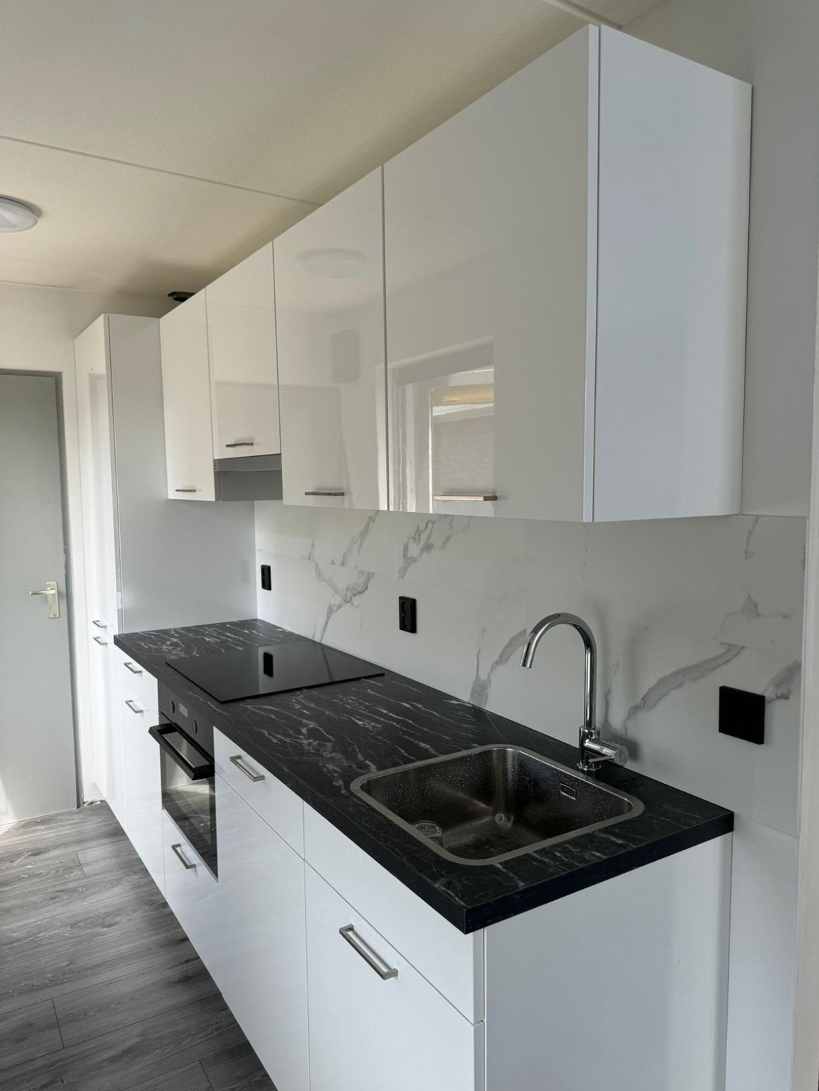 Recent woonkamer renovatie met maatwerk kasten