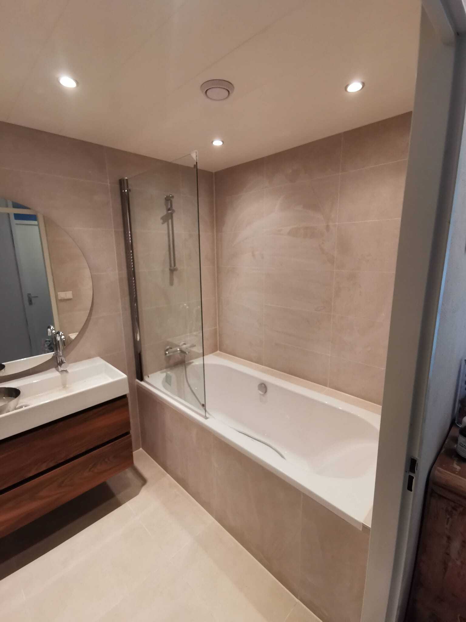 Moderne badkamer met keramische tegels